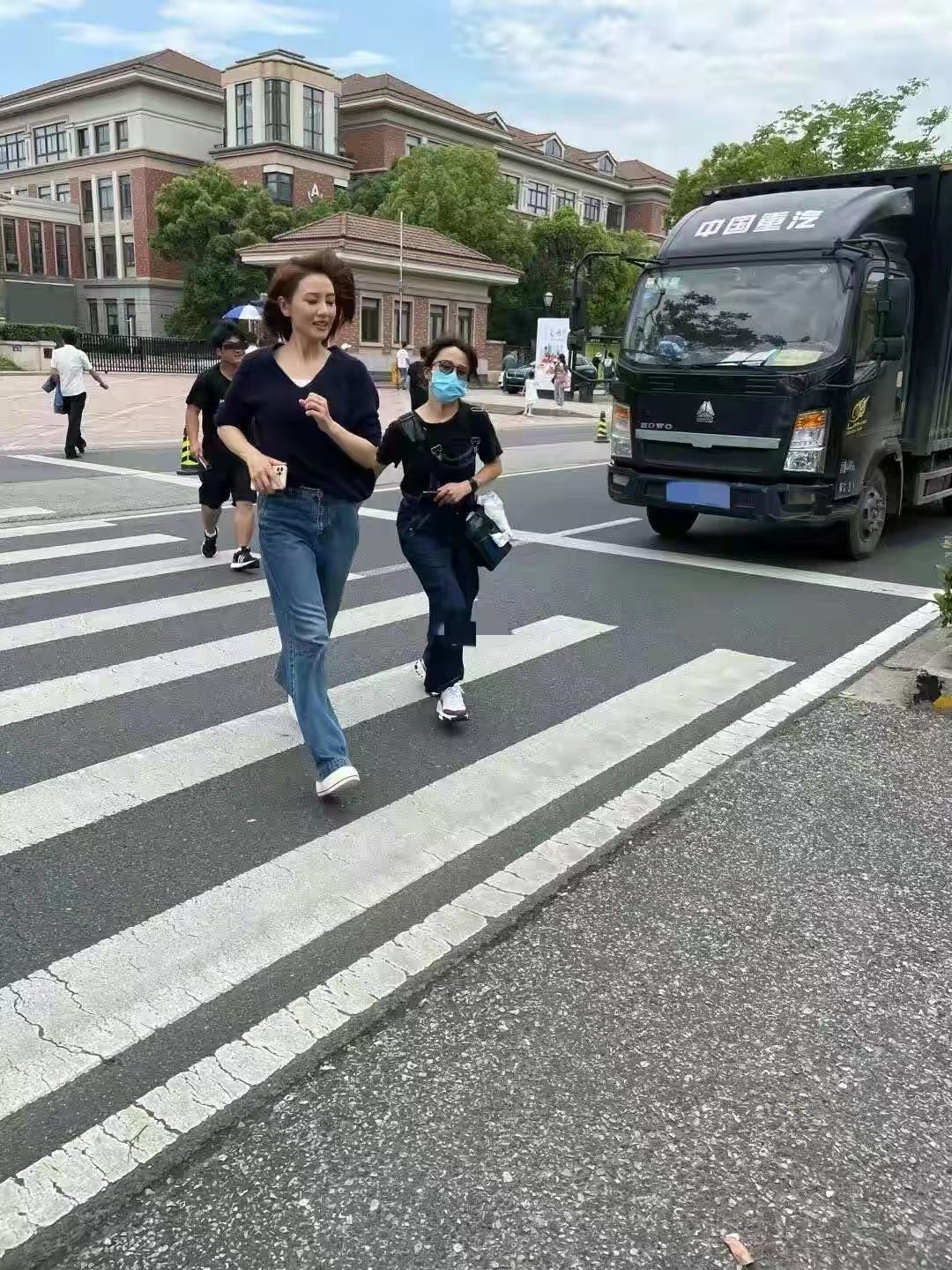 高圆圆身穿大衣脚踩长靴现身机场,高圆圆戴帽子造型黑色大衣街拍