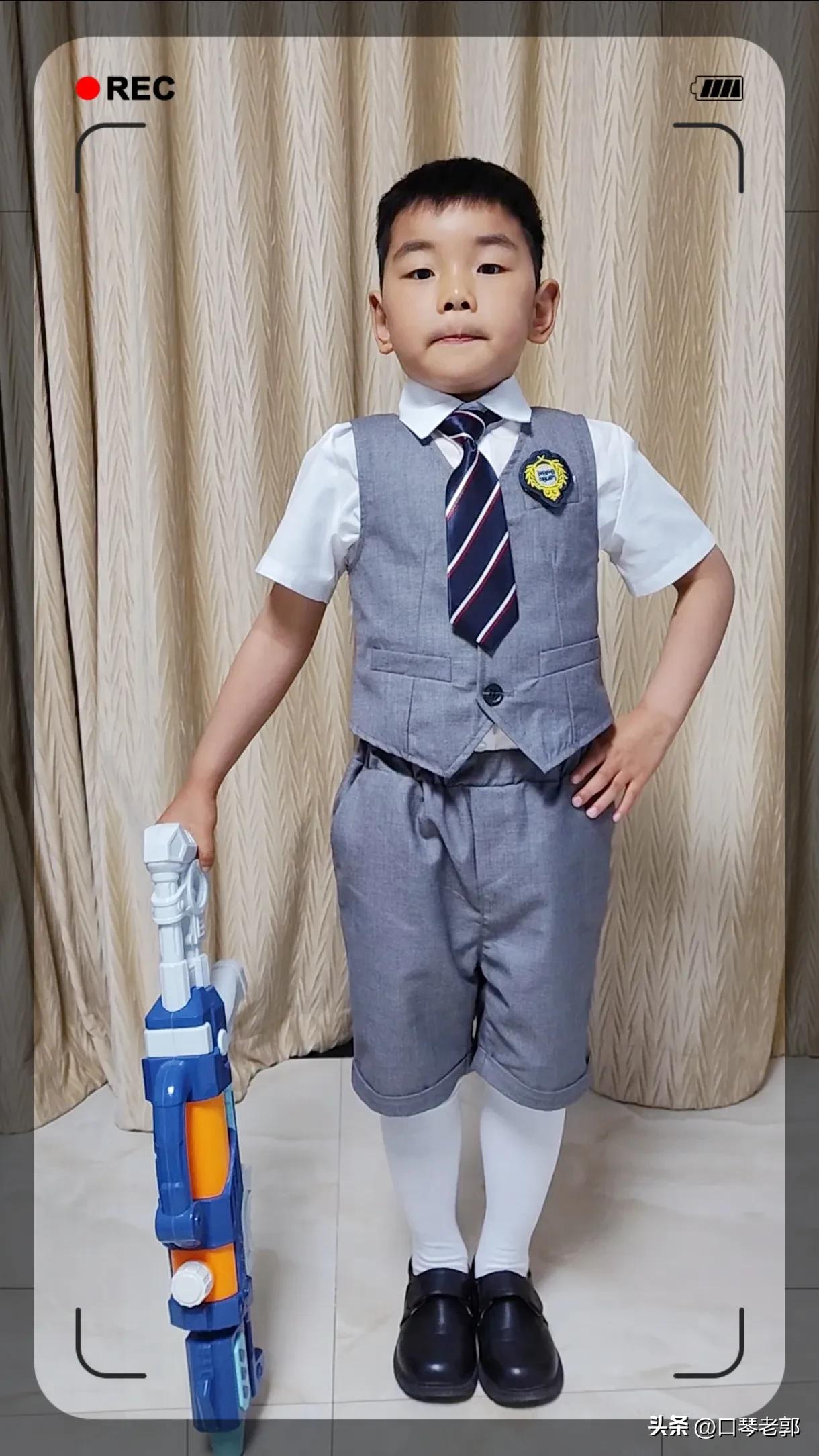 小朋友的室内毕业照,单人毕业照小学生