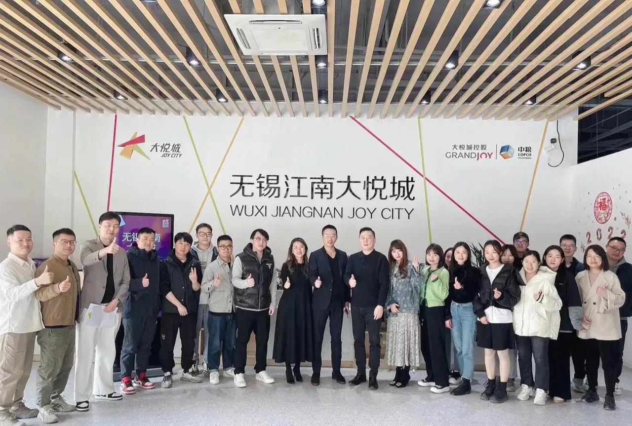 汪小菲带新女友上综艺,汪小菲晒与张颖颖牵手照片