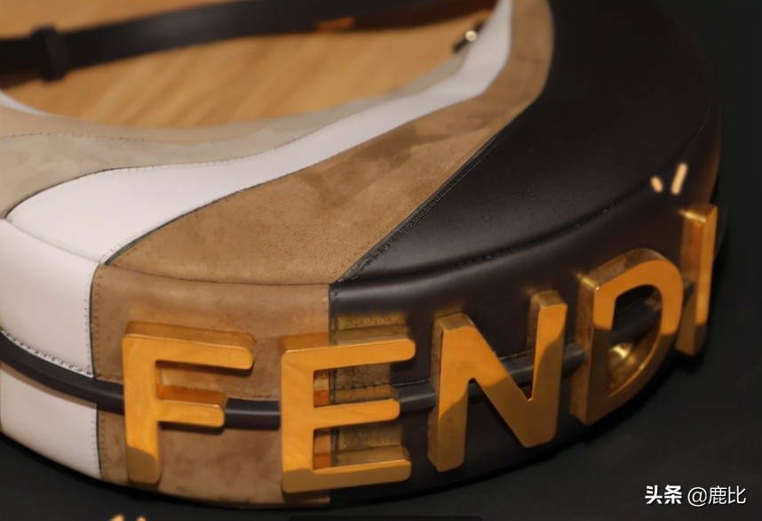 法棍包接班人？Fendi全新出的这款腋下包到底怎么样？