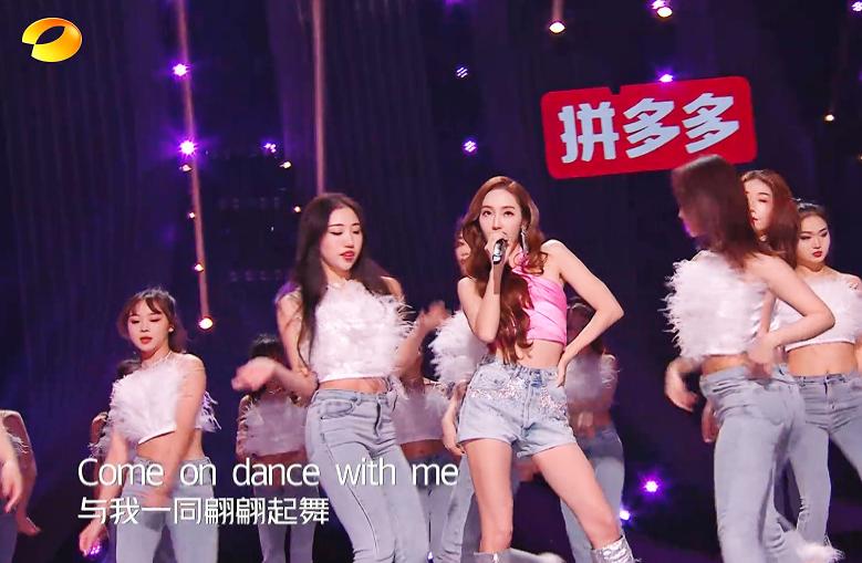 杨紫关晓彤跨年晚会造型,关晓彤2017年湖南跨年演唱会