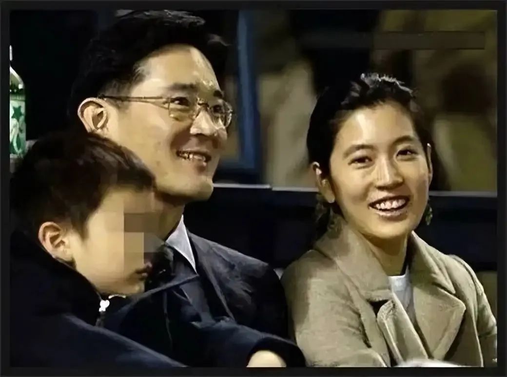 花141亿离婚后,52岁的她回春了