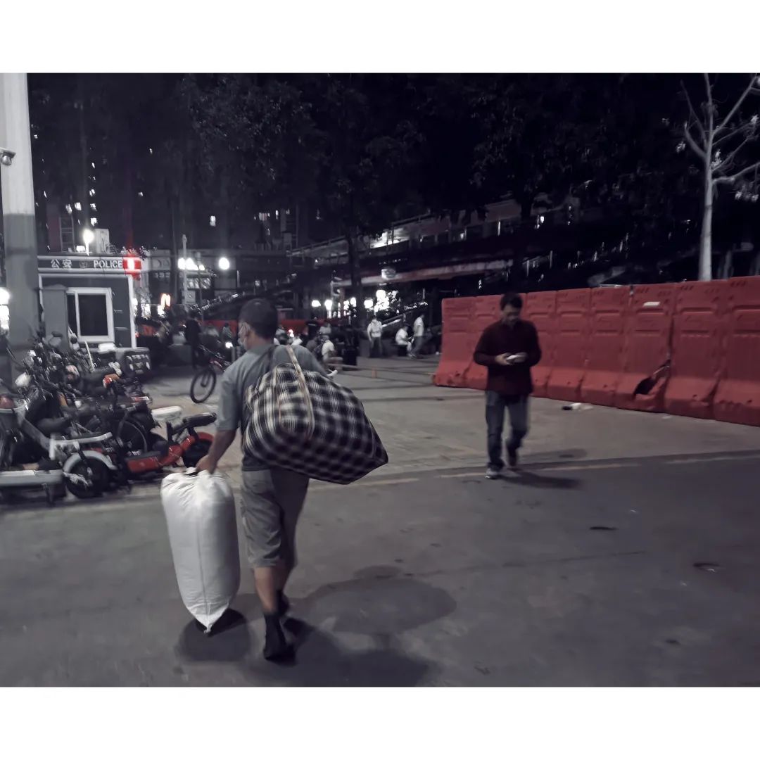 三和青年调查实录：龙华汽车站，这里是深圳最特殊的地方