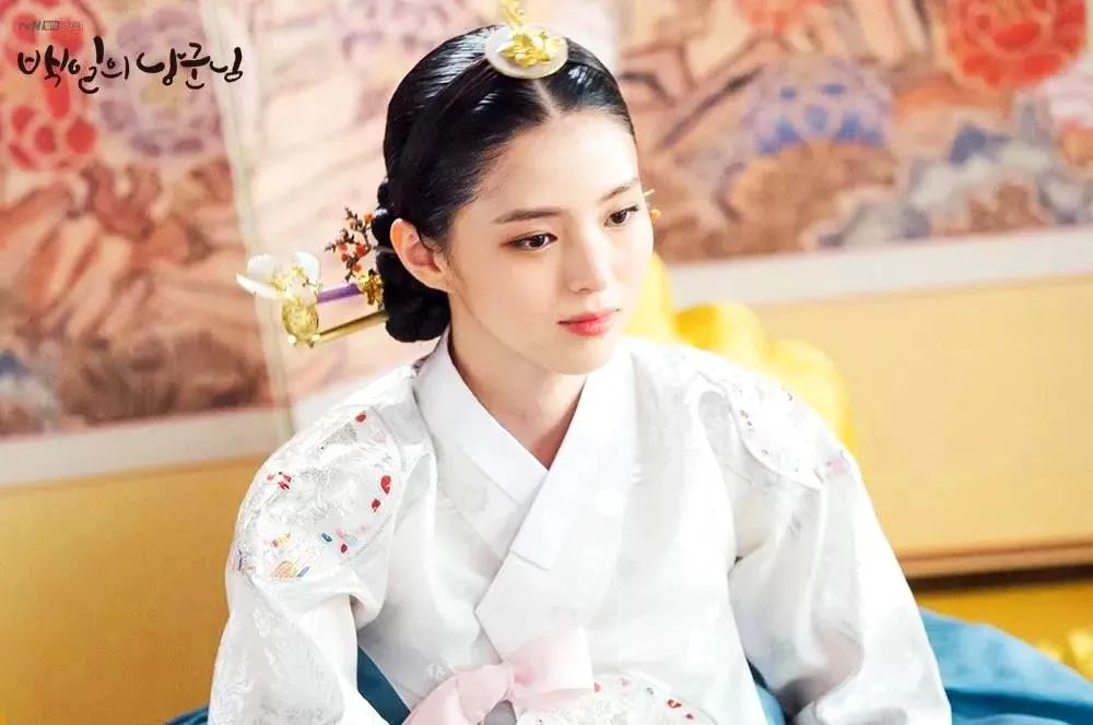 她是挺惨，但也不用这么同情吧？