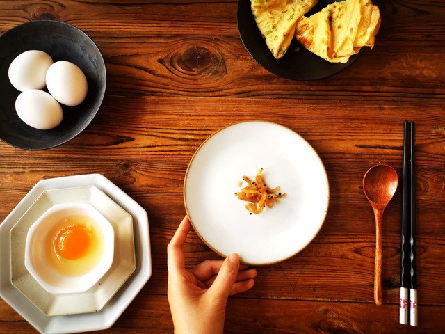 她47岁，工资12000，吃个煮鸡蛋，婆婆一把夺过来:你没资格吃