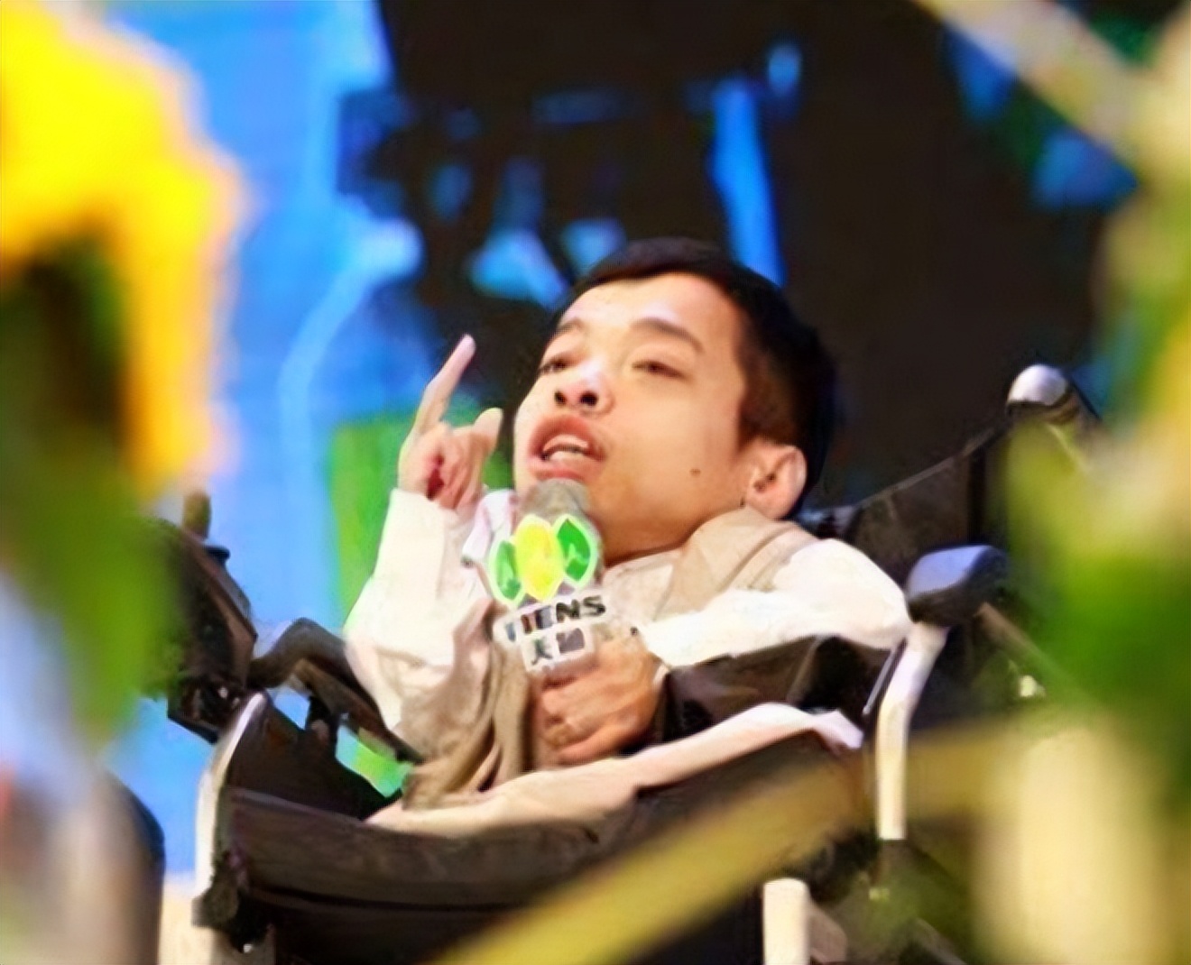 “袖珍总裁”身高90厘米，16岁创业资产高达3亿，娶美女秘书为妻