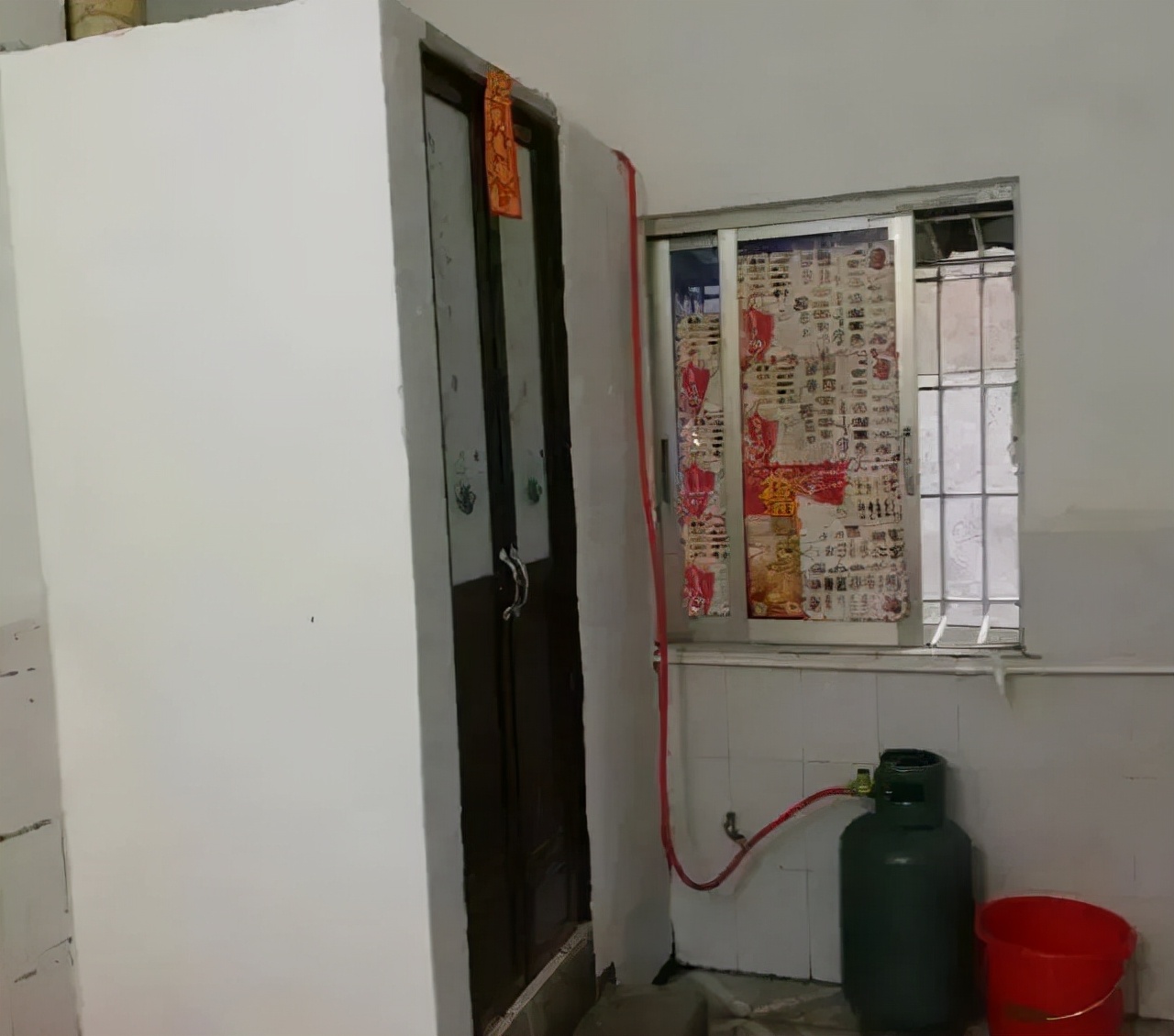 女子突发疾病倒地晕厥,女子洗澡晕倒差点溺水