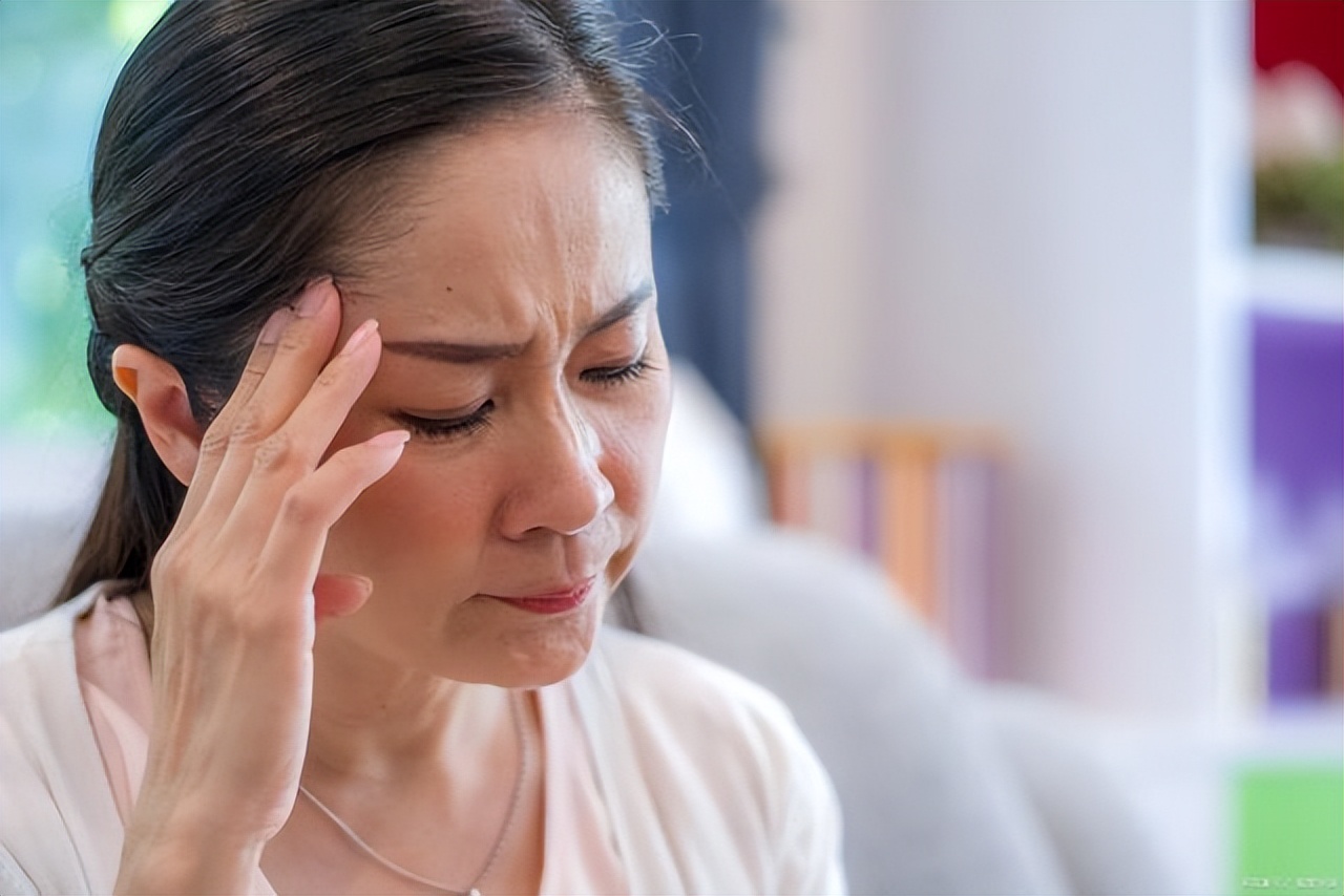 大姨妈量少发黑隔10天又来了,大姨妈量少发黑怎么回事