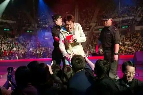 华语乐坛十大天后顶级歌手,华语乐坛被封天王天后的是哪几个