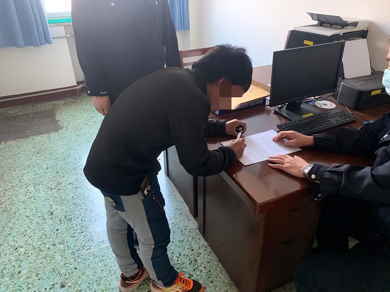 自己在家看非法视频处罚吗,自己看视频会被警察抓吗