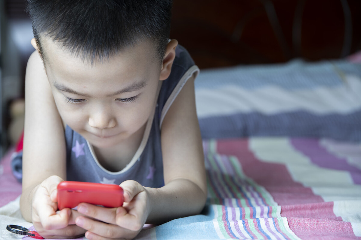 孩子玩手机被拔网线,孩子玩手机上瘾要不要强制