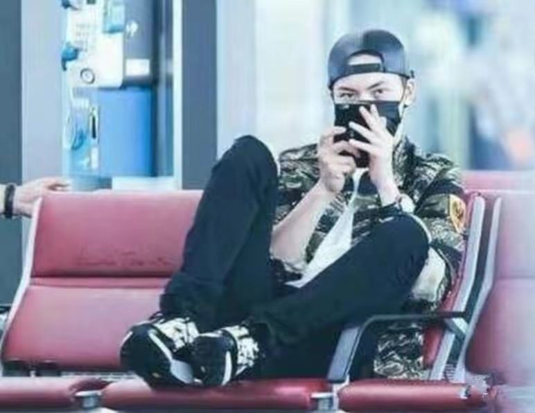 李一桐飞机上脱鞋引争议后续,李一桐揭纱帽