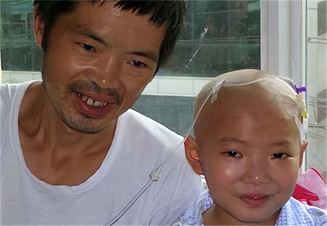 小女孩得了白血病因为穷放弃治疗,13岁女孩患白血病求妈妈放弃治疗