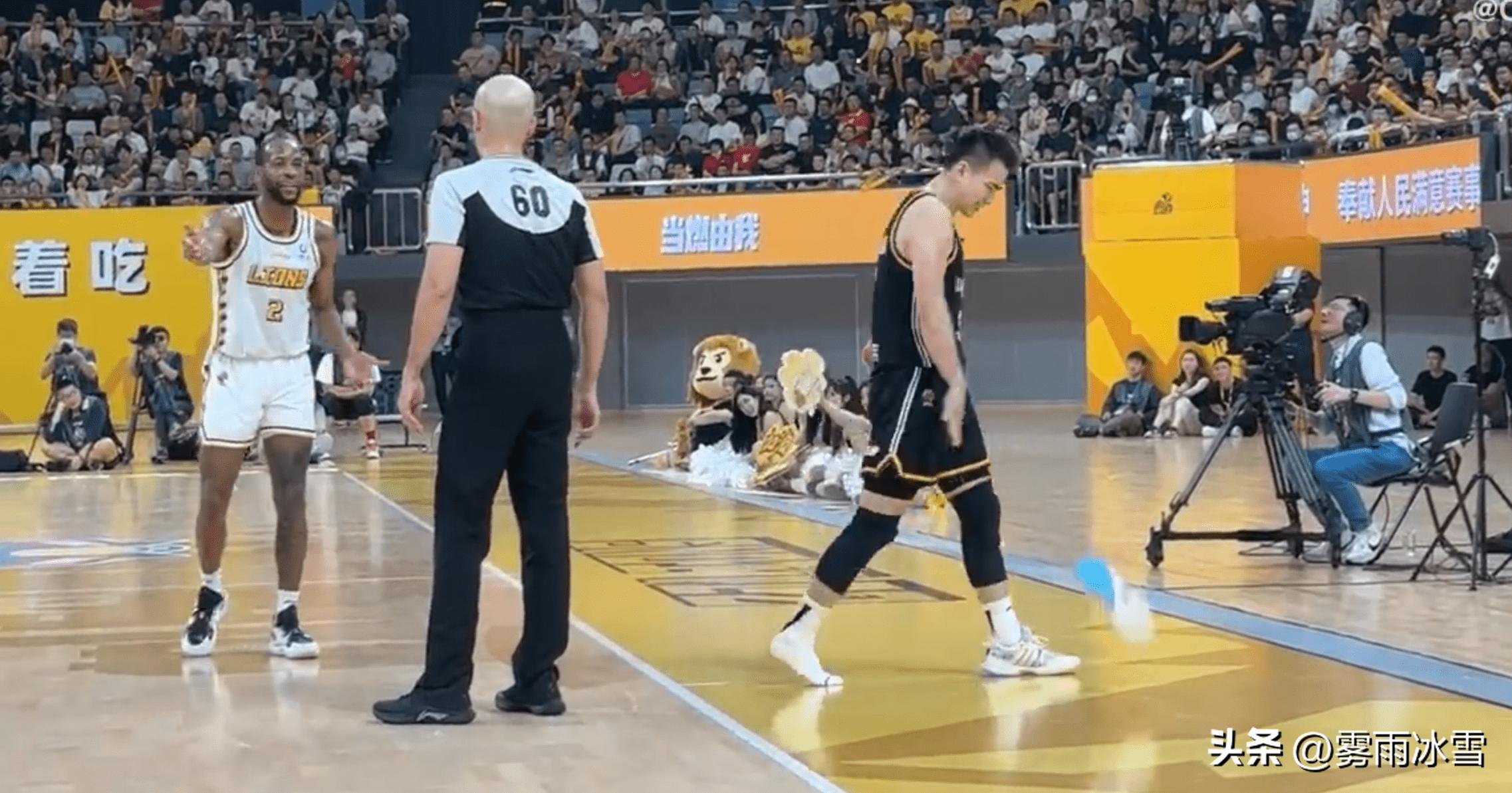 赵继伟拎鞋防守,赵继伟鞋掉了防守