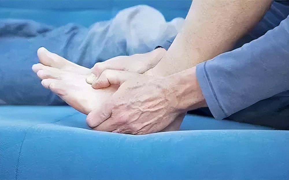 出行、运动后足跟痛?别怕,教你几个动作缓解预防它