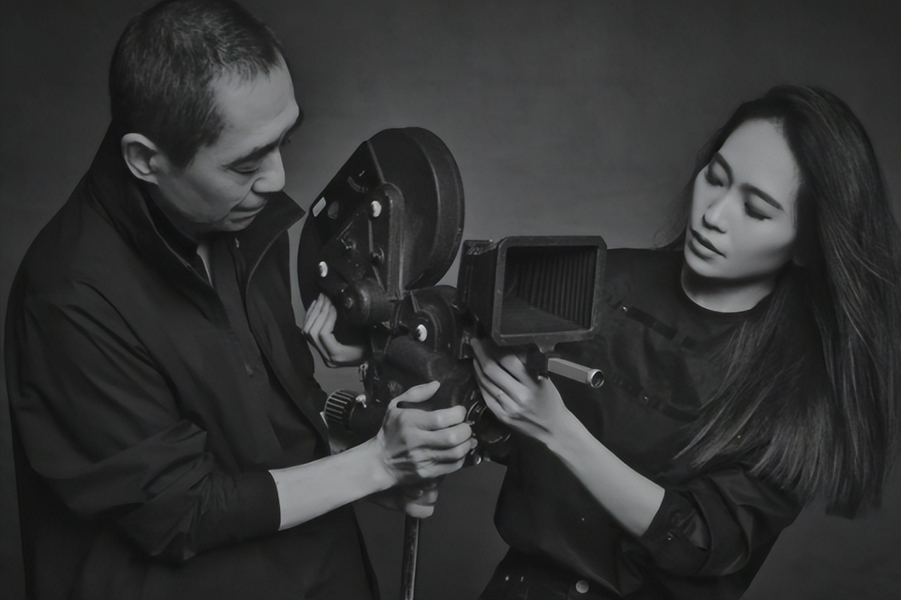 被亲爸张艺谋抛弃，公开点名巩俐毁她童年，张末都经历了什么？