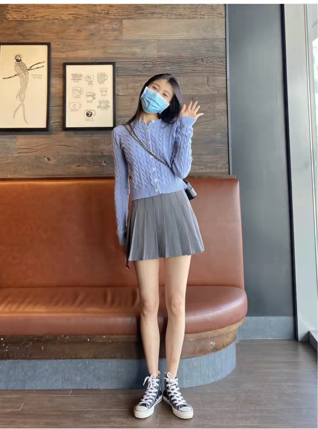 黑色卫衣和灰色百褶短裙搭配图片,灰色百褶裙搭配什么上衣好看