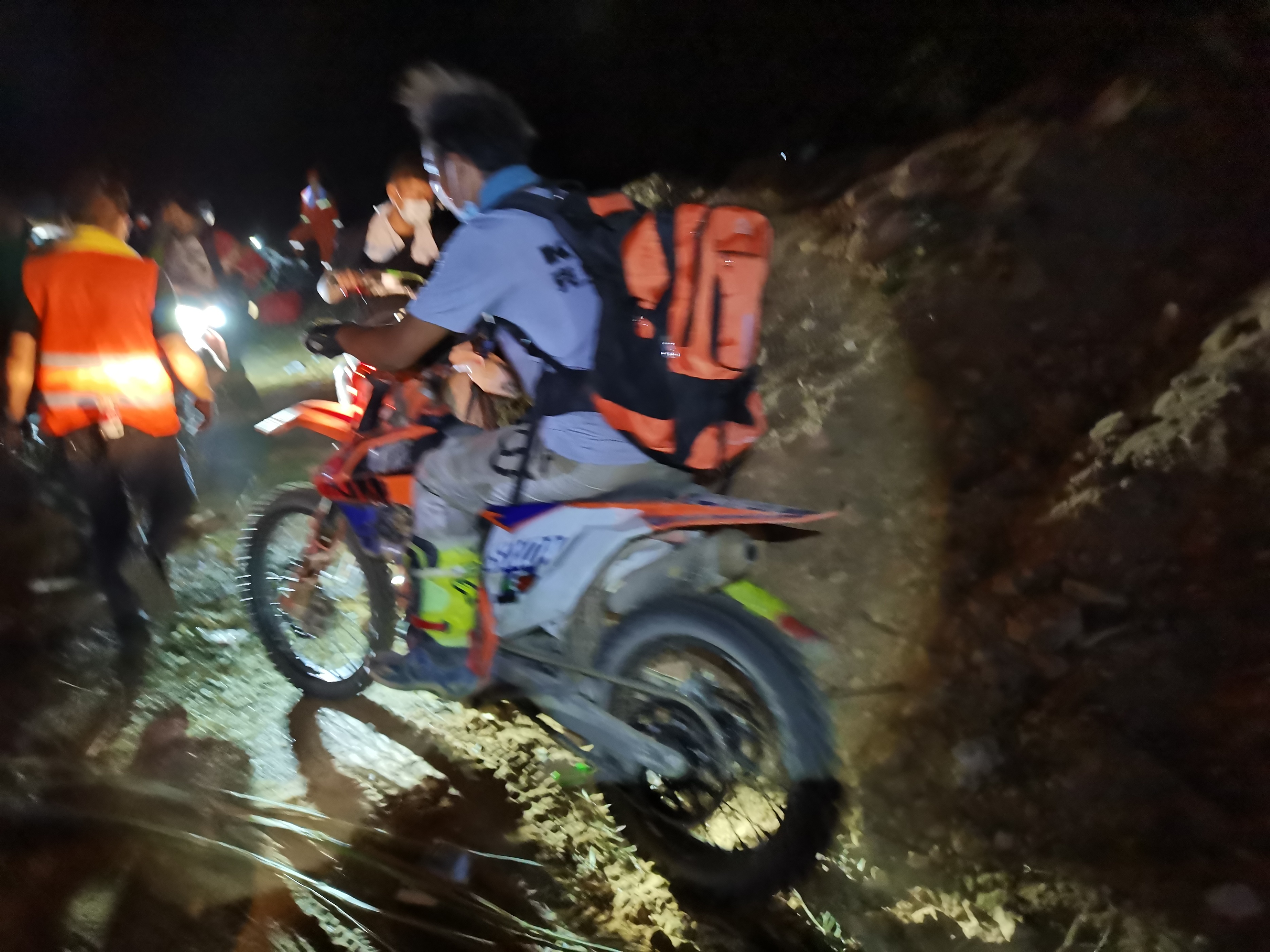 重庆北碚区山火扑救感人,重庆山火纪实为救火英雄点赞