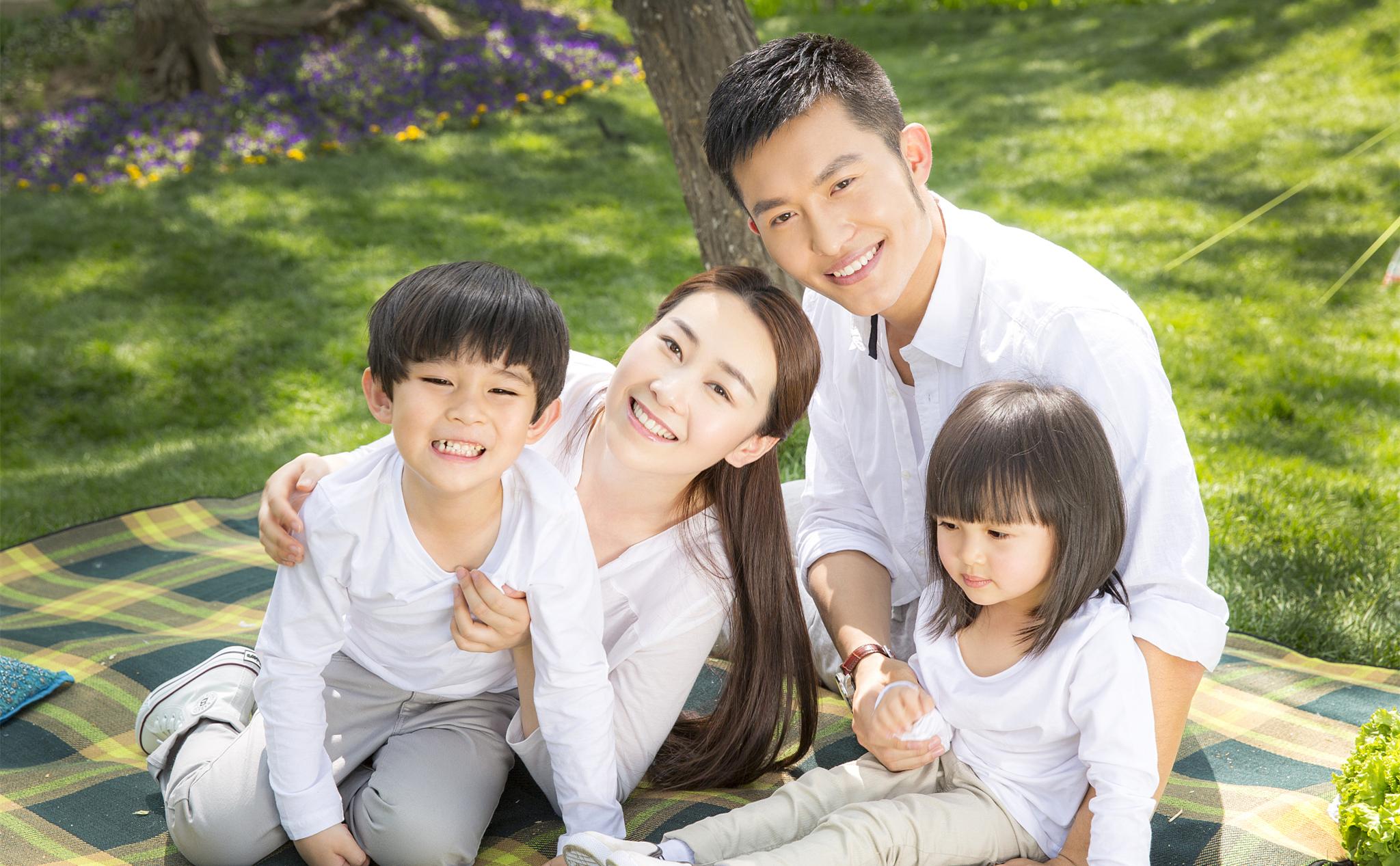 新婚第一天给婆婆洗脚后离婚,丈夫给坐月子妻子擦身体