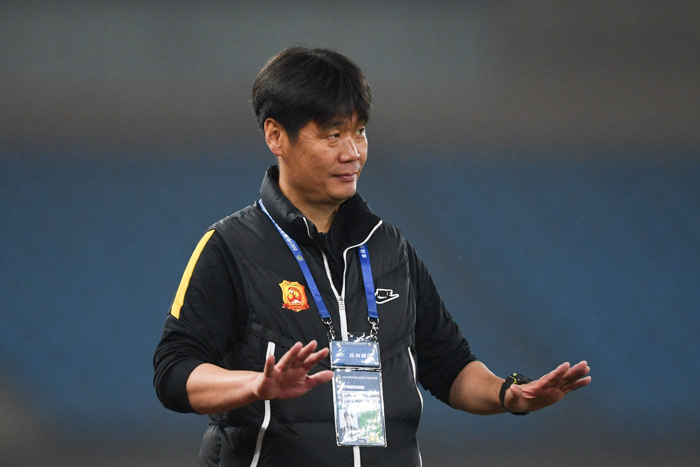 青岛足球教练李霄鹏,李霄鹏鲁能换帅视频