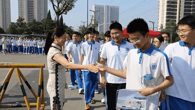 中考来了作文400字,中考来了作文1000字