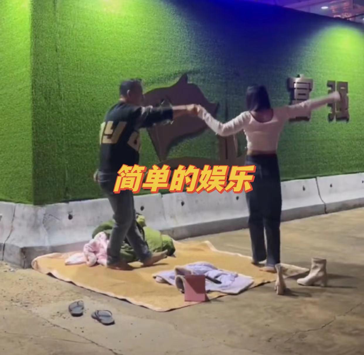 男子负债280万，妻子陪他露宿街头，夫妻动作令人羡慕：这是真爱