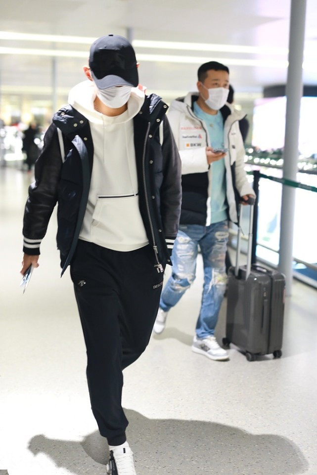 张继科蓝色运动鞋配西装,张继科穿搭卫衣短裤