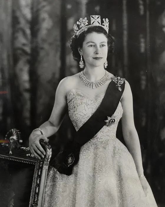 贵族帽女士,贵族皇冠怎样戴