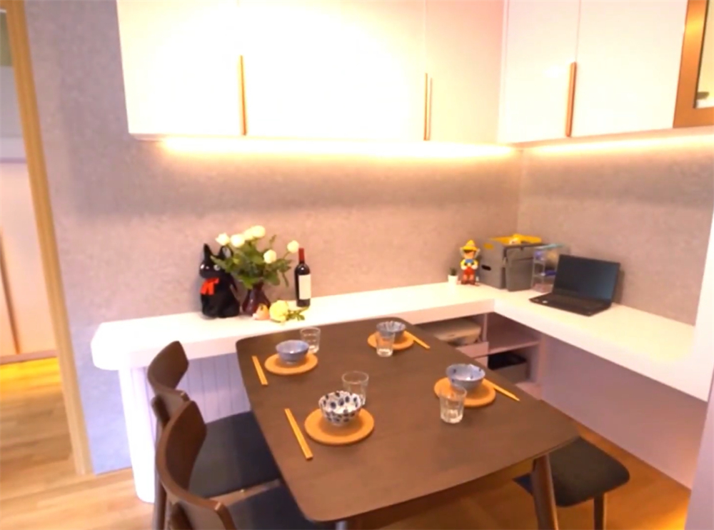 香港一家4口居住110尺劏房,香港一家五口住在豪宅