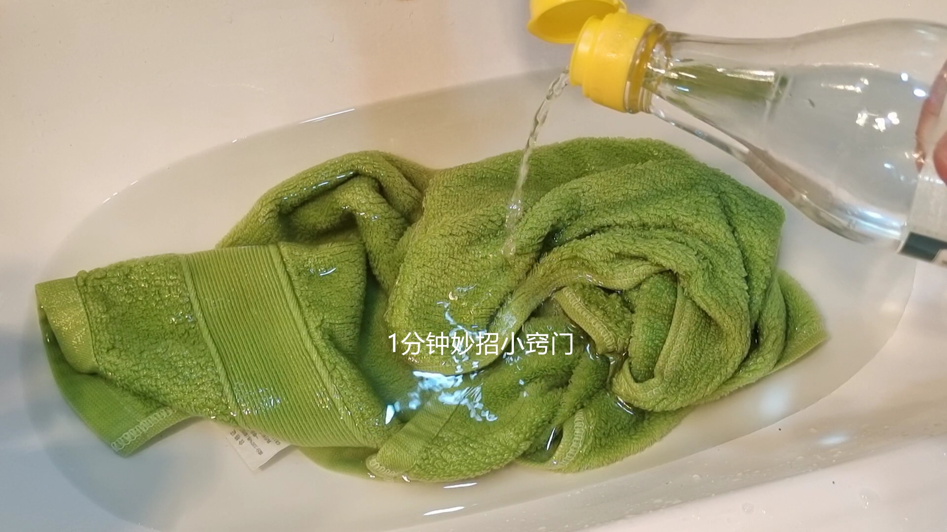 在卫生间里放一把食盐,卫生间里放把食盐一年省下好几百