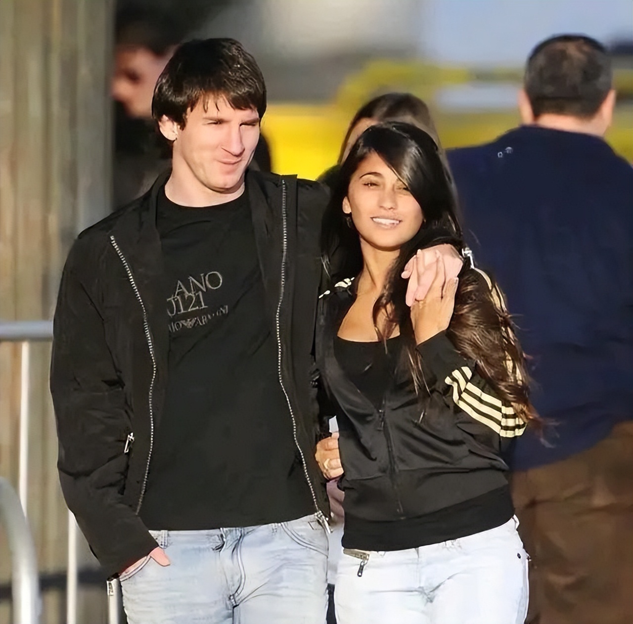 太甜了梅西与妻子在机场深情拥吻,梅西9岁时对她一见钟情