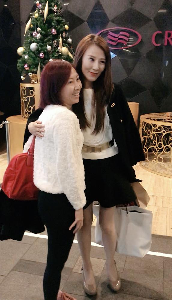 她7岁从天津到香港，是TVB“*用御***妇情**”，有小鲜肉追钱都花给父母