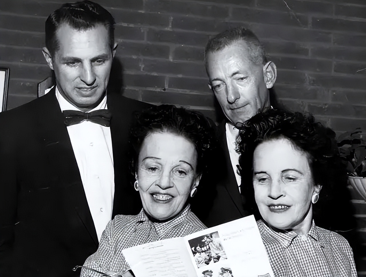 连体人一方死亡怎么办？妹妹去世后，连体姐姐被迫跟遗骸共同生活