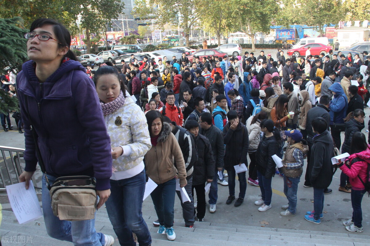 金融内勤主要做什么,我在上海做销售工资怎么样