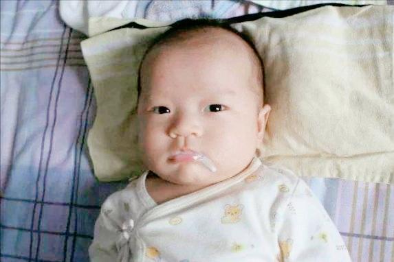 预防新生儿月子期间吐奶的方法,宝宝吃饱后怎样预防吐奶睡觉