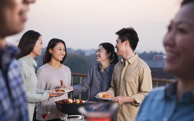 同学会穿什么衣服比较合适,同学会穿统一的服装