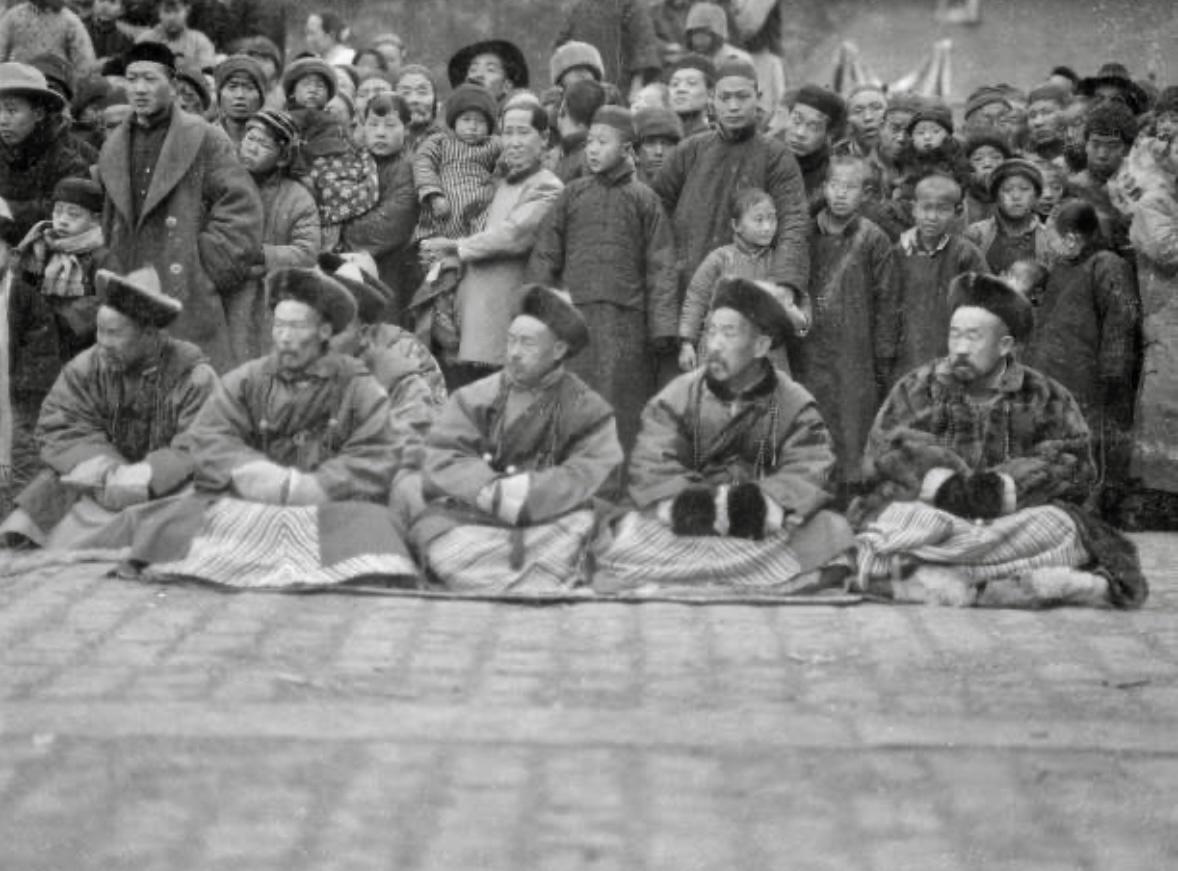 30个老照片记录女子与洋人*片鸦**烟枪下的白日梦