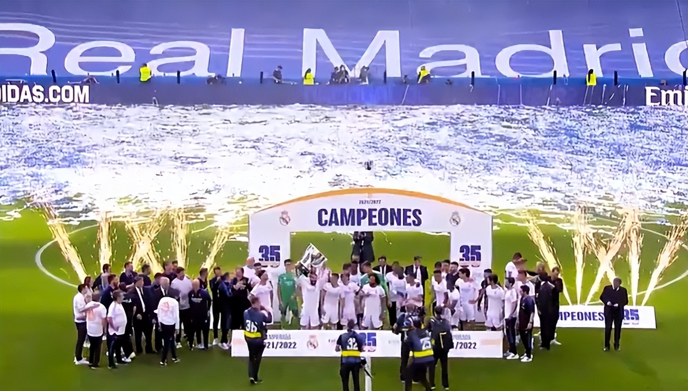 众生相!马塞洛高举奖杯,安切洛蒂被抛起,阿扎尔“带伤”庆祝