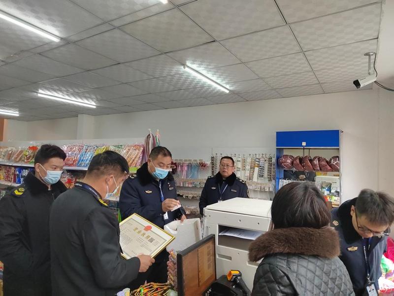 河南省西平县市场监管局联合开展“守护成长”卷烟市场专项整治