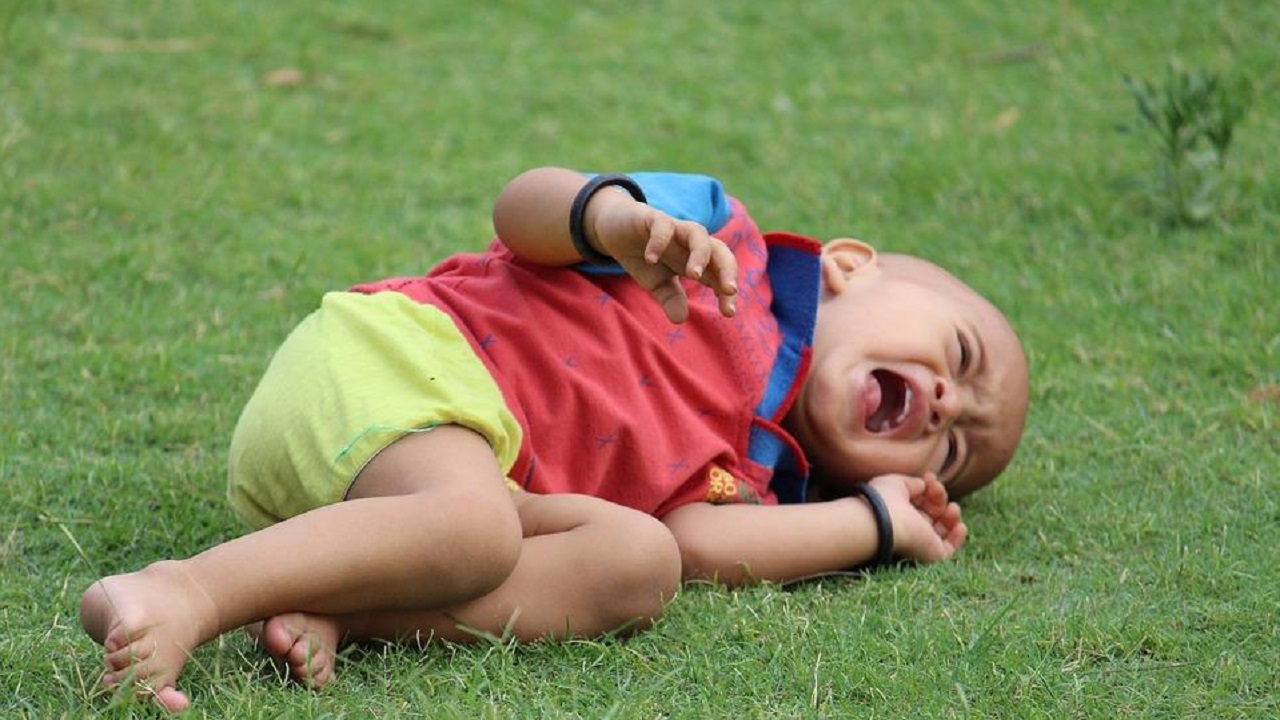 婴儿摔了头怎么判断严重不严重,宝宝摔了脸之后怎么判断有没有事