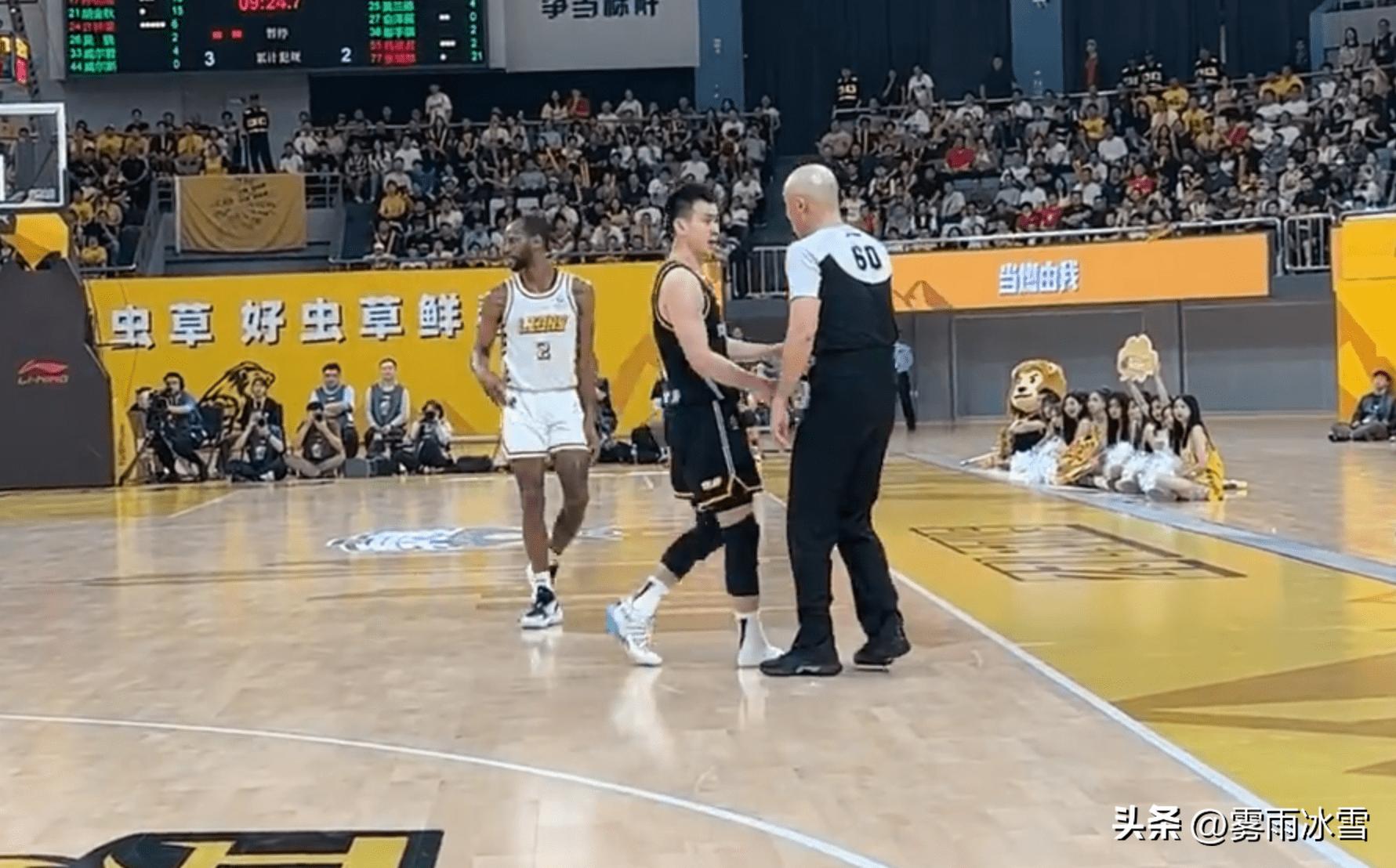 赵继伟拎鞋防守,赵继伟鞋掉了防守