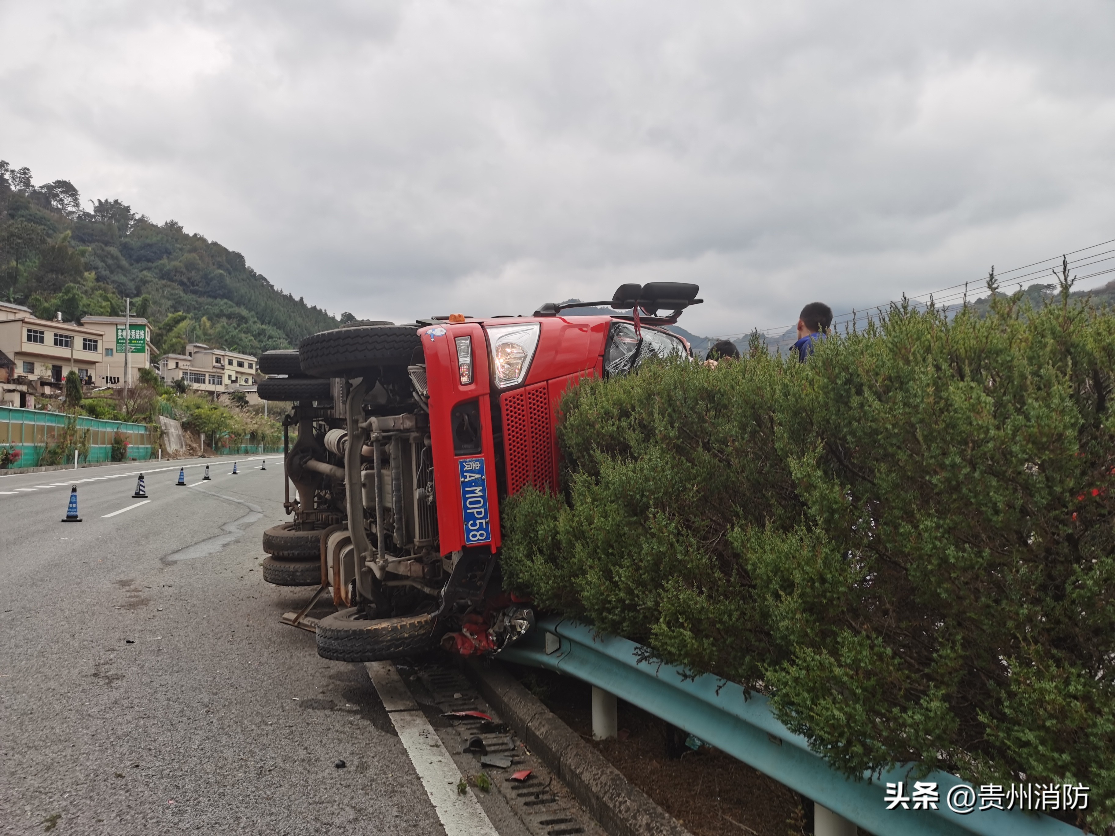 货车爆胎侧翻路警救援,货车高速爆胎侧翻老司机惊险躲避
