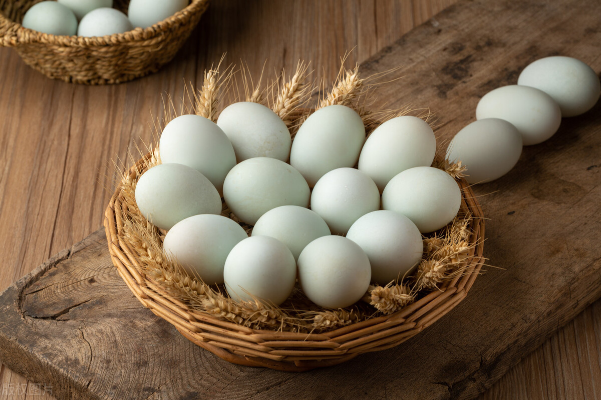 快速制作咸鸭蛋有妙招,简单自制咸鸭蛋的做法大全图解