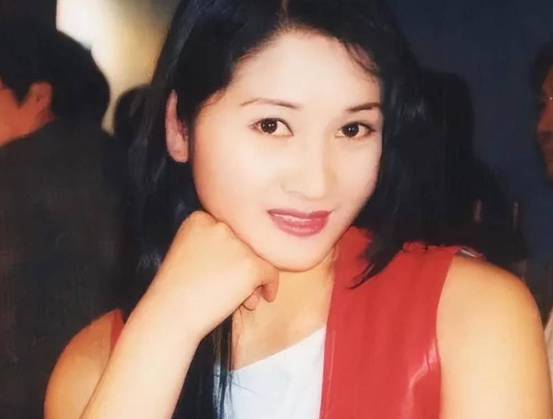 她用20盘录像带揭露和30个导演的“丑事”，退圈20年后又复出了