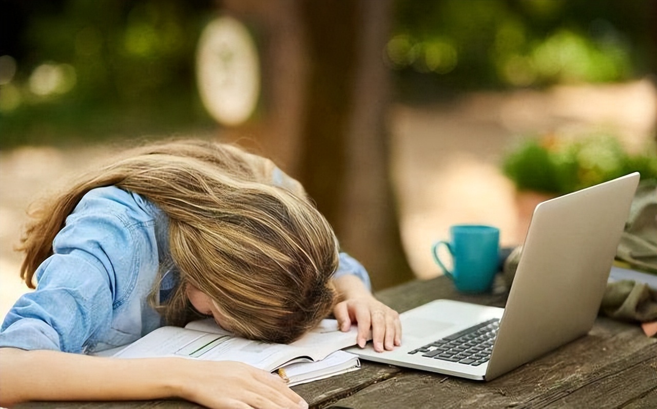 大姨妈第一天来量少黑是什么原因,大姨妈量少发黑持续十几天