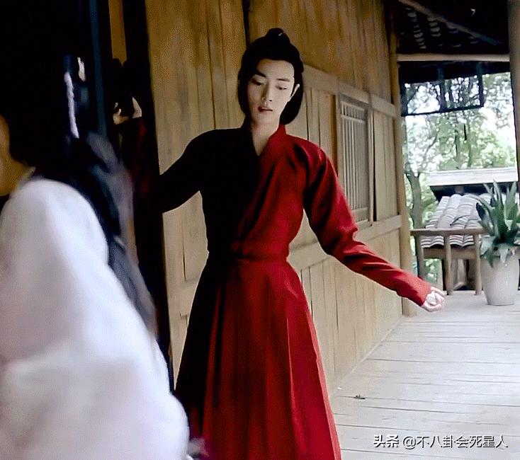 长腿、细腰、翘臀，女星拼命想要的身材，咋就长在了这些男星身上