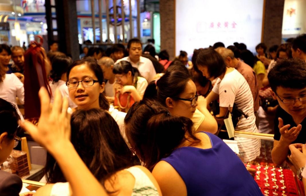 华尔街做空黄金遇到中国大妈采访,中美2024年金融战对黄金价格影响