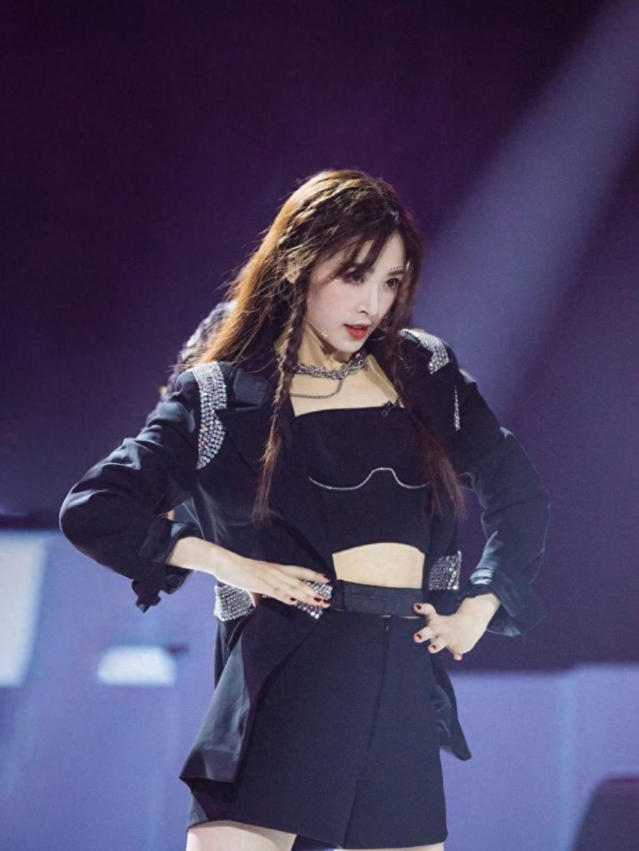 “小丑手”太减分了，这8位女星个个貌美如花，却被手拖后腿