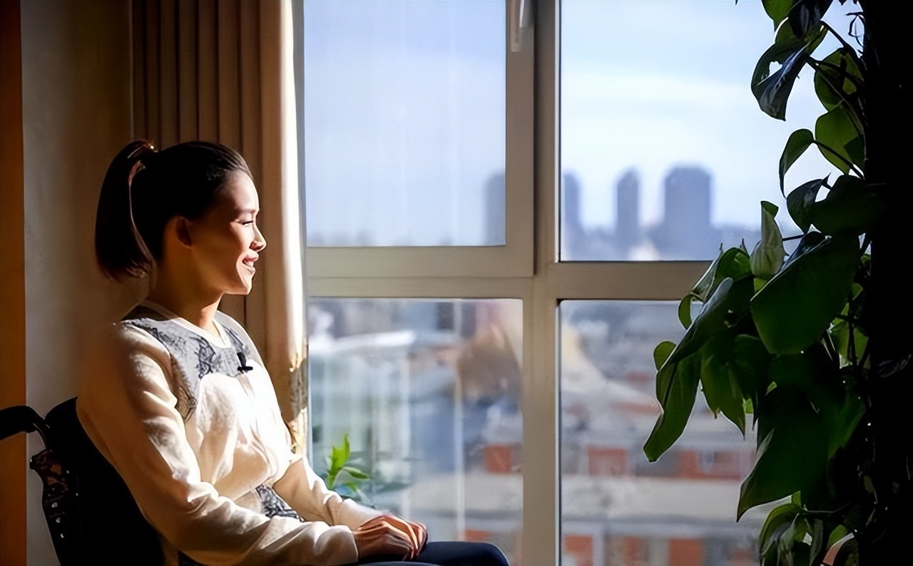 体操冠军桑兰瘫痪25年，自爆一年用2000根导尿管，打出租车遭拒载