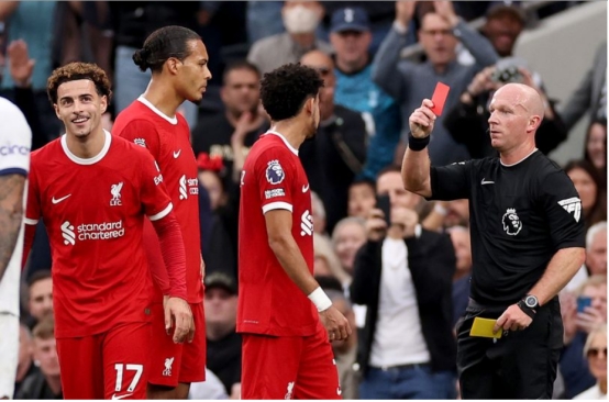 然而深入研究,有一些裁判的决定都朝着主队的方向发展